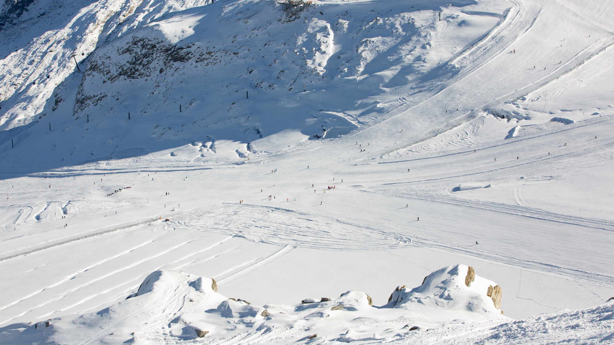 Blick auf die sich kreuzenden Pisten auf dem Hintertuxer Gletscher