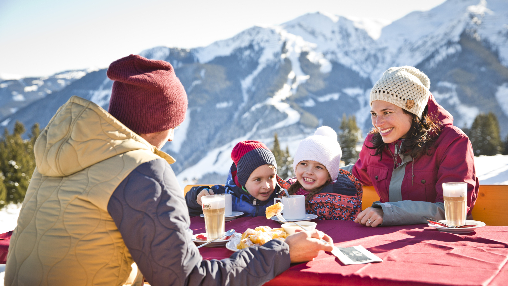 Familie beim Einkehren auf einer Hütte