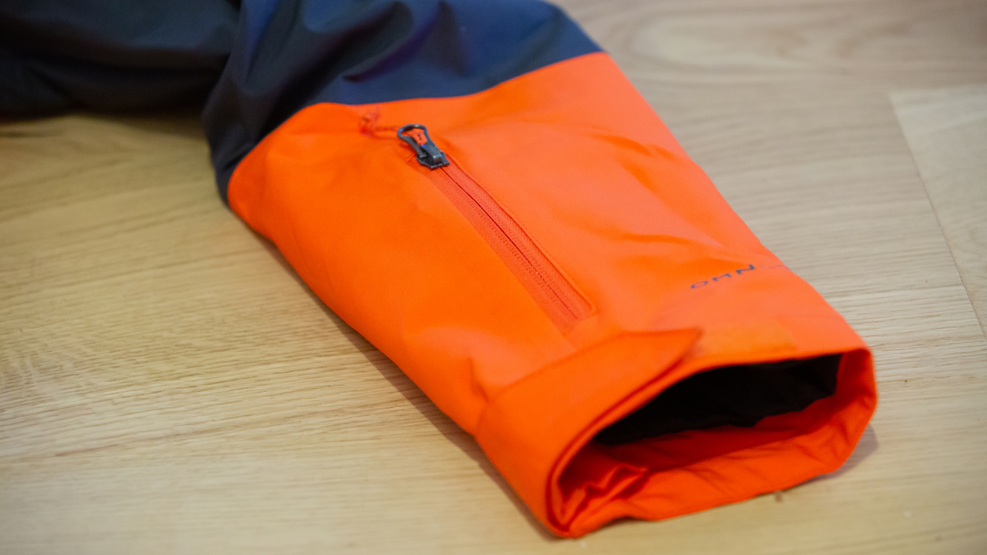 Skipasstasche und Ärmel der Columbia Aerial Ascender Jacket