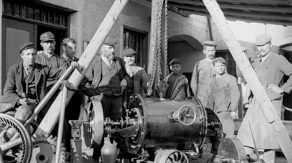 Arbeiter beim Bau einer Seilbahn