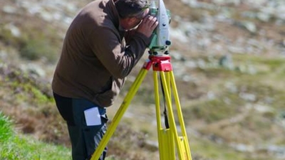 Vermessung des Geländes für den Seilbahnbau