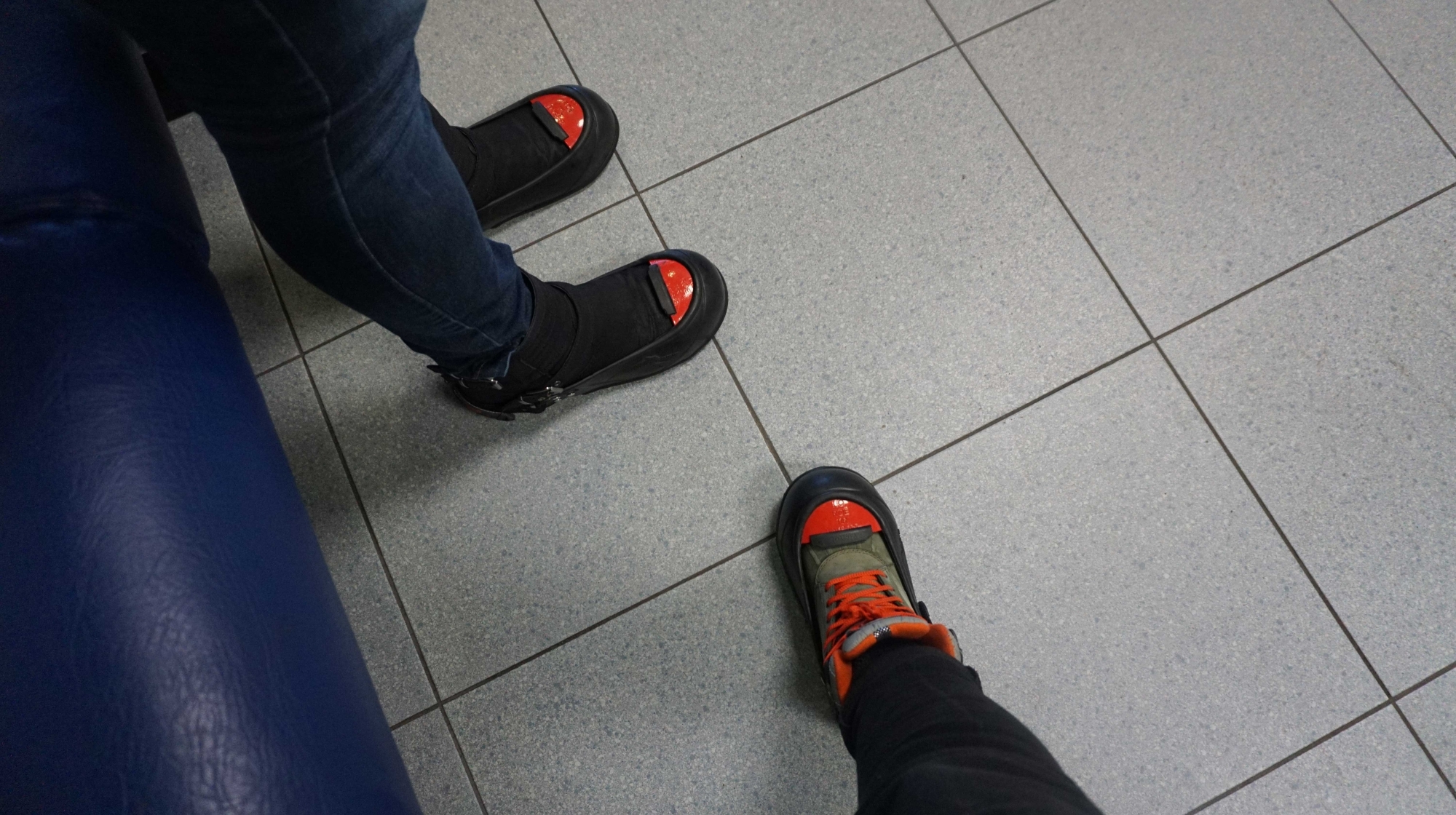 Gut ausgestattet mit Warnweste und Sicherheitsschuh für Gäste