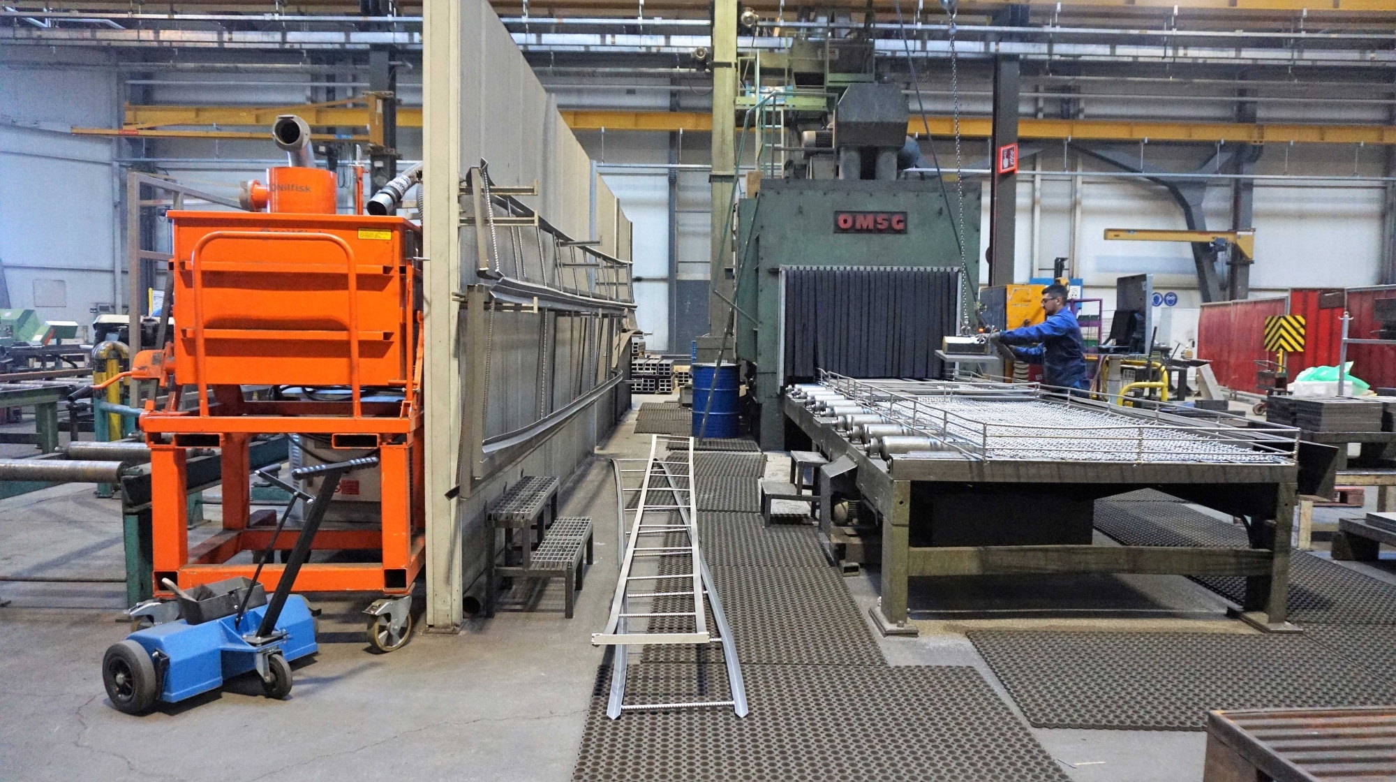 An der Sandstrahlanlage wird das Material sandgestrahlt, um eine bessere Schweißqualität zu erreiche