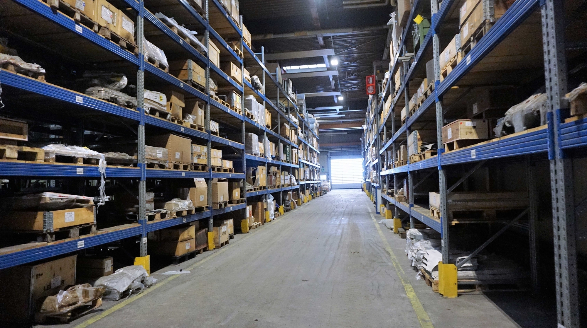 Blick in das gut sortierte Lager von LEITNER