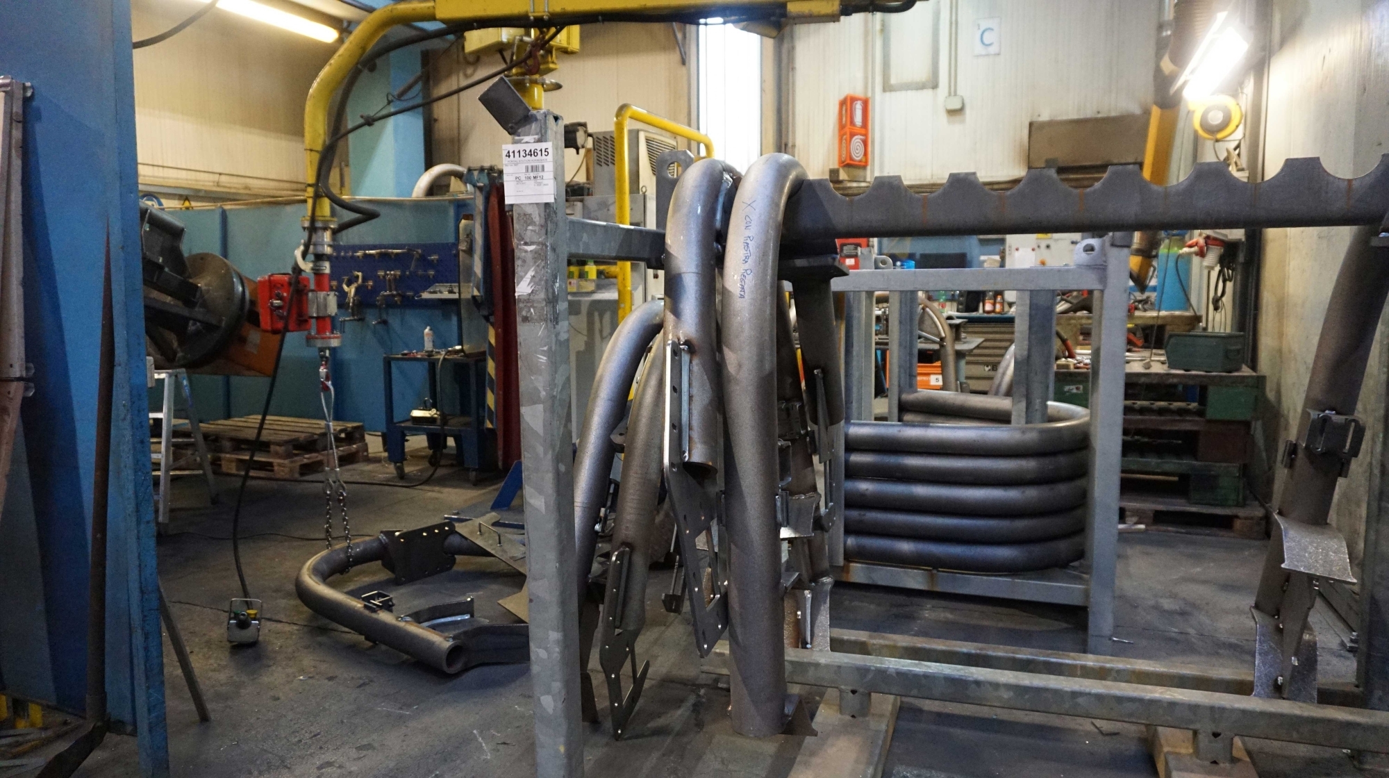 Blick auf die Biegemaschine bei LEITNER