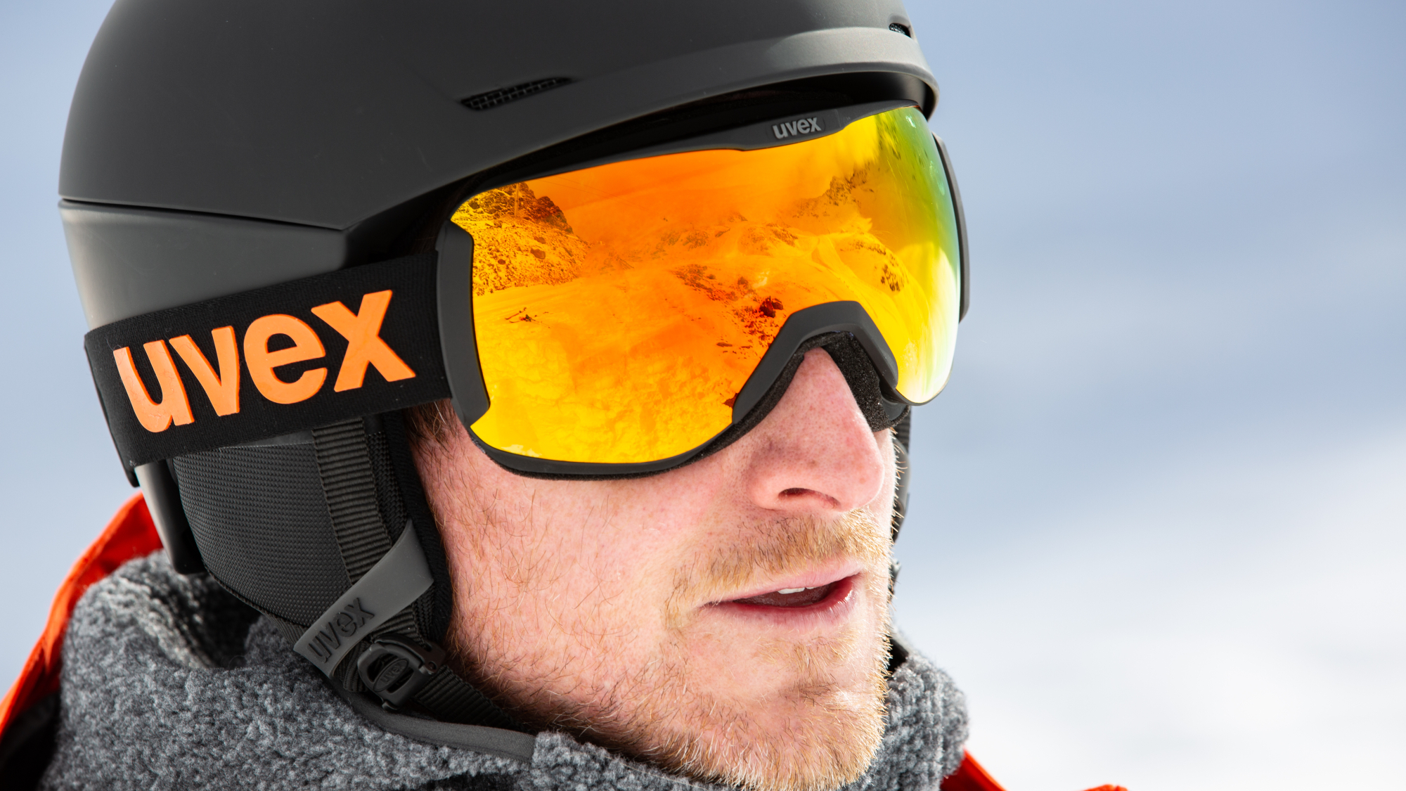 uvex ultra und uvex downhill 2100 CV im Schneehoehen-Test