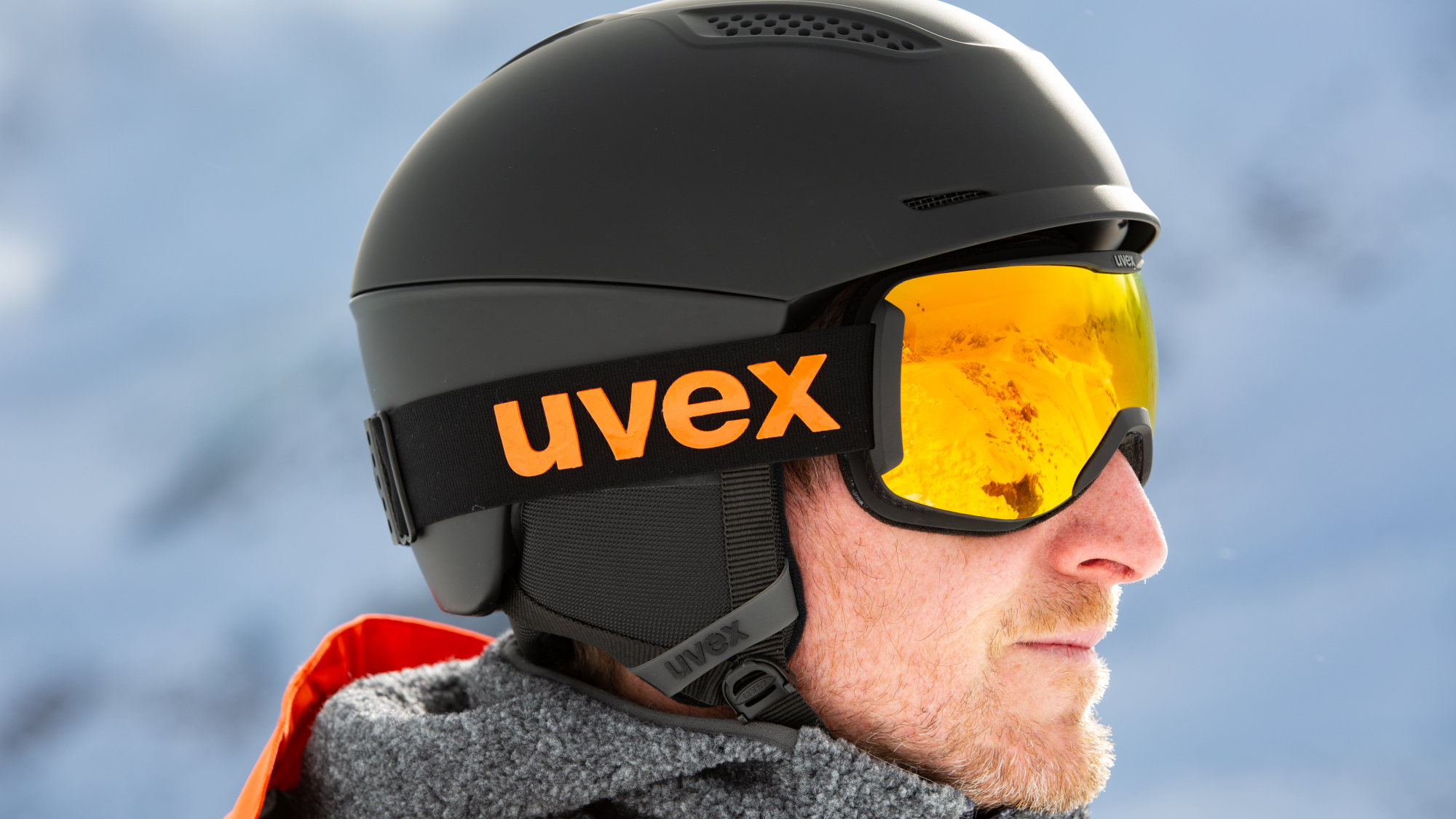 uvex ultra und uvex downhill 2100 CV im Schneehoehen-Test
