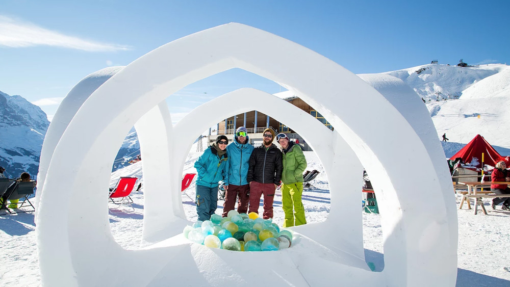 Eine der Schneeskulpturen des World Snow Festivals 2016
