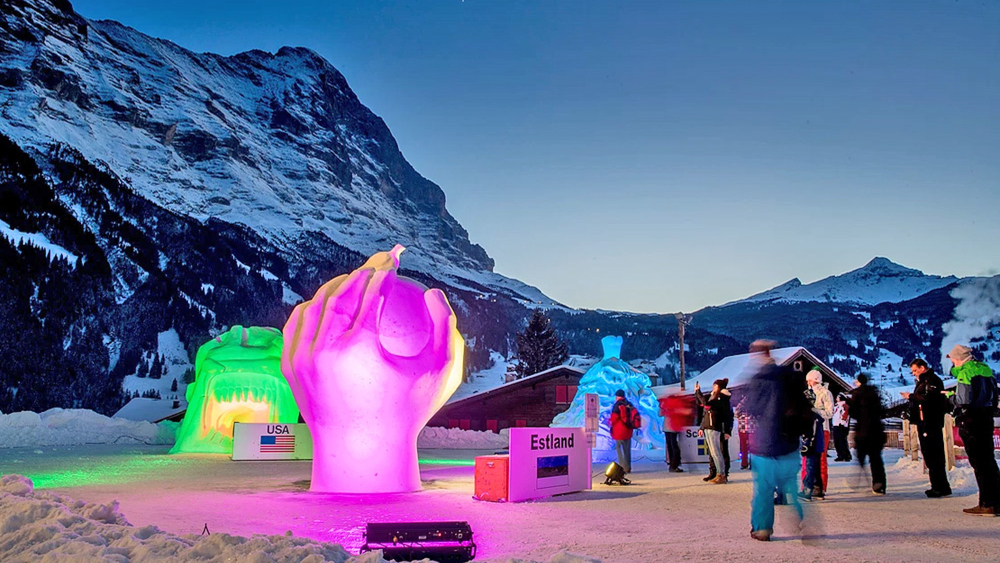 Beleuchtete Schneeskulpturen auf dem Bärplatz