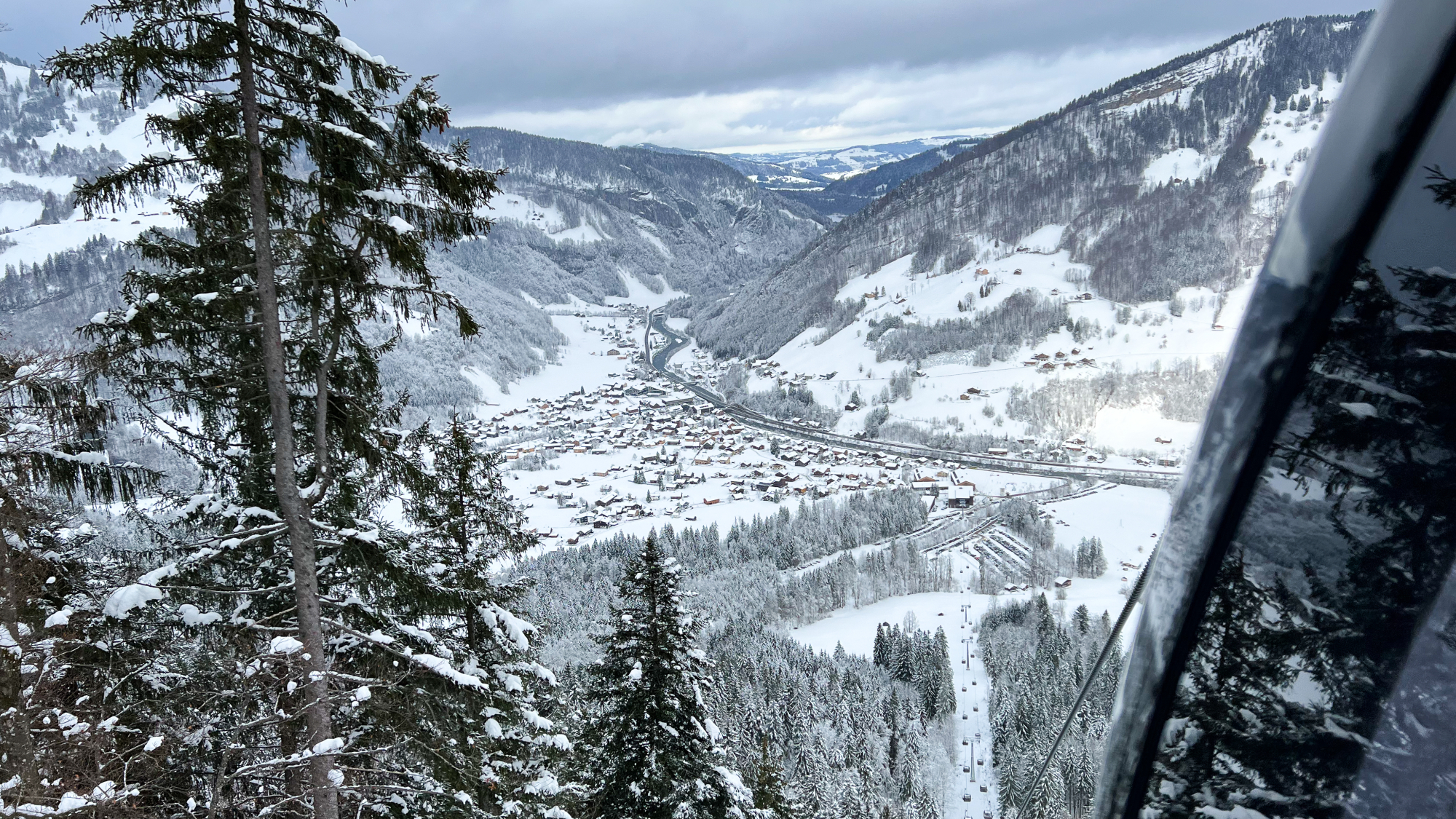 Die Mellaubahn fährt von Mellau (710 m.ü.M.) bis zur Bergstation Roßstelle (ca. 1400 m.ü.M.))