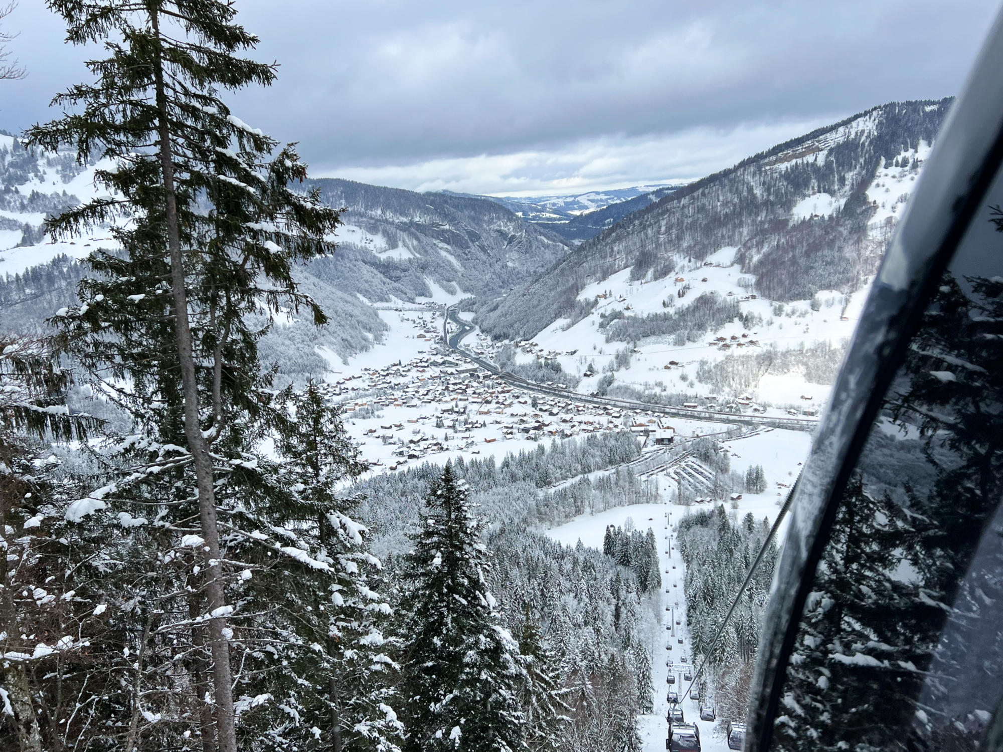 Die Mellaubahn fährt von Mellau (710 m.ü.M.) bis zur Bergstation Roßstelle (ca. 1400 m.ü.M.))