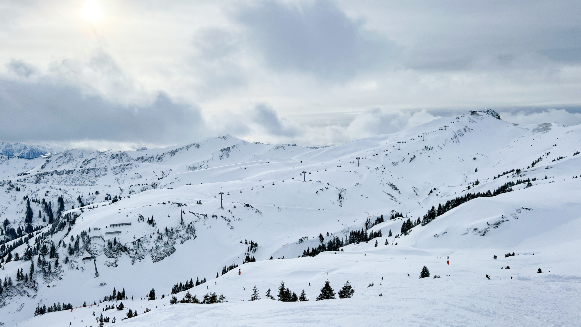 Von der Bergstation der Gipfelbahn hat man eine tolle Aussicht auf Großteile des Skigebietes Damüls-