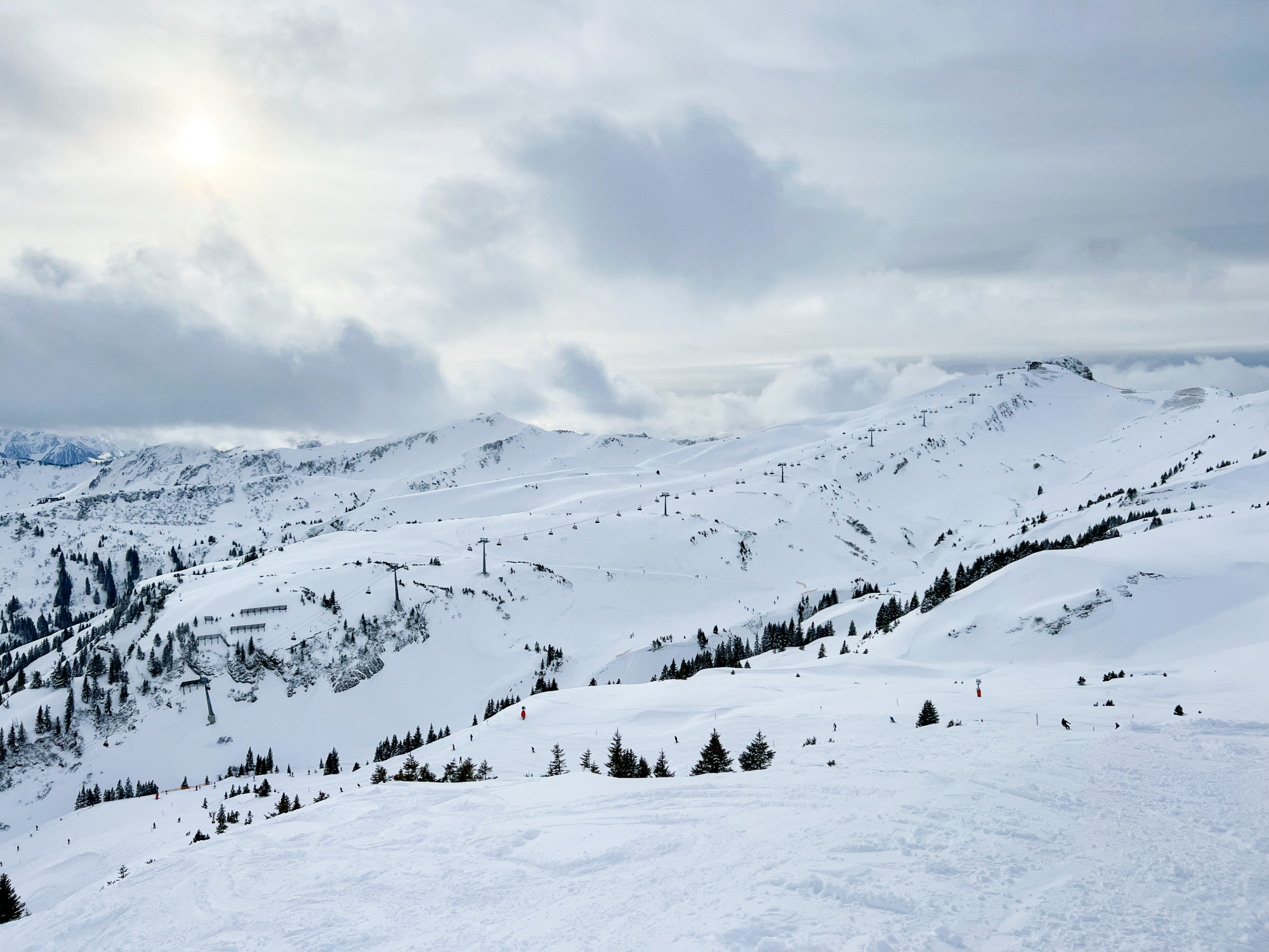 Von der Bergstation der Gipfelbahn hat man eine tolle Aussicht auf Großteile des Skigebietes Damüls-