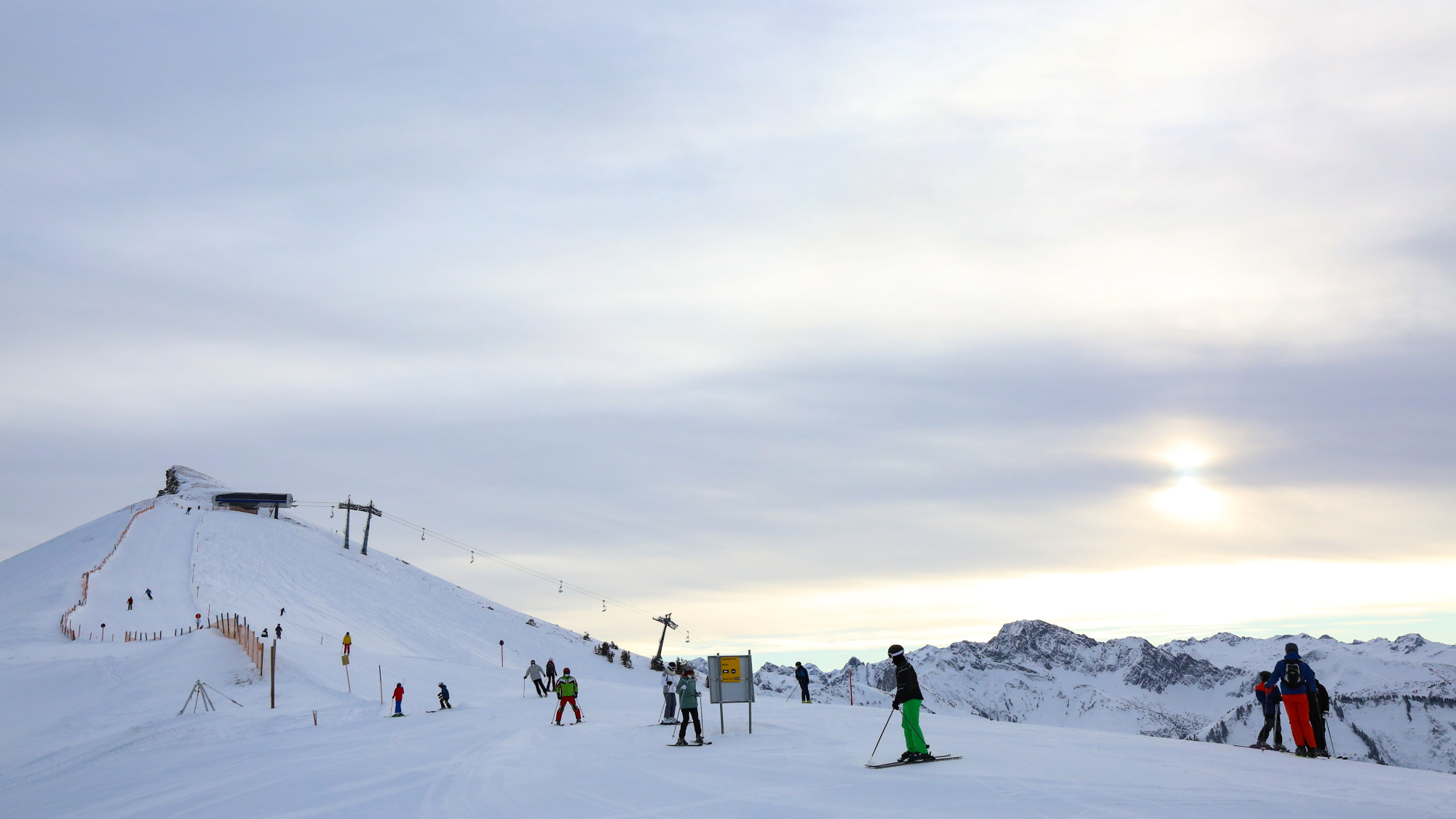 Ausblick von der Bergstation der Gipfelbahn zur Sesselbahn Hohe Wacht 