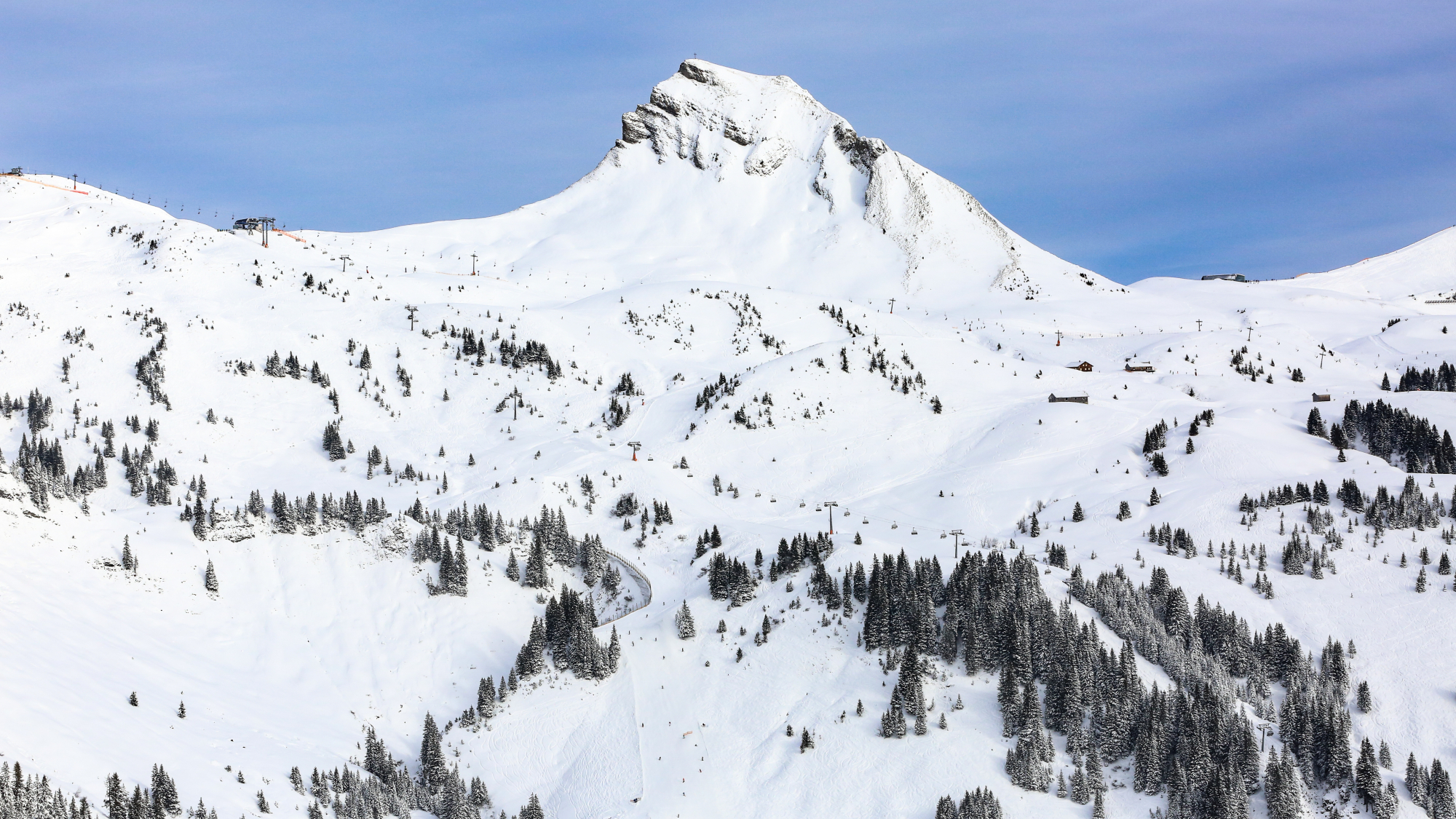 Panoramablick auf den Lift Hasenbühl und die Pisten vor der Damülser Mittagsspitze (2.095m)