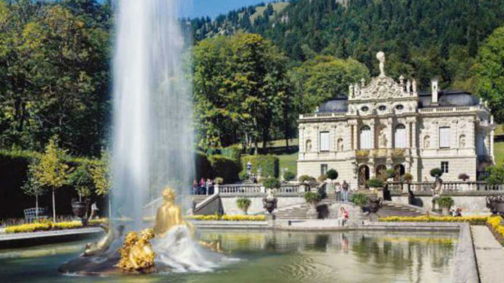 Schloss Linderhof mit Springbrunnen