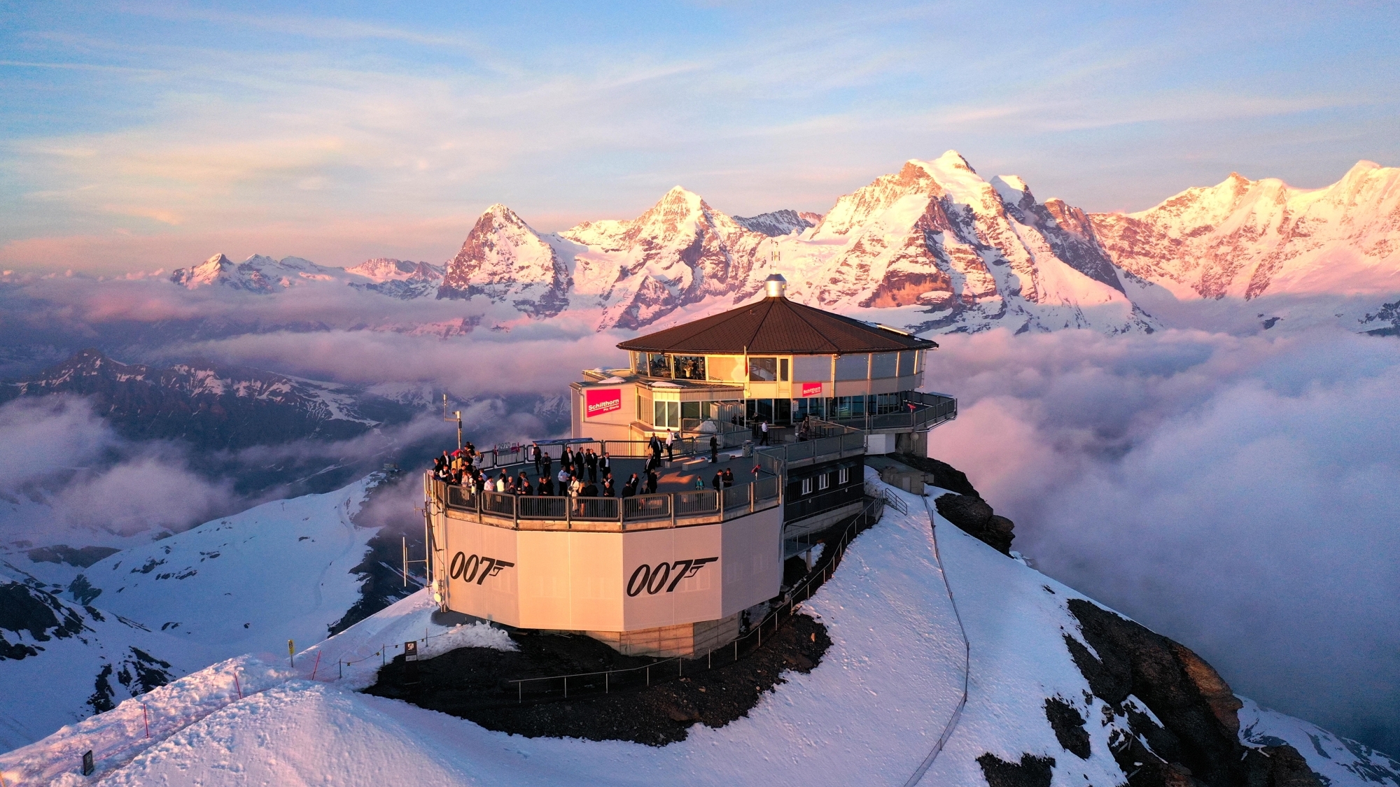 Blick auf das Drehrestaurant Piz Gloria auf dem Schilthorn