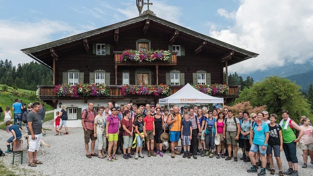 Gruppe bei einer Filmwnderung in Ellmau
