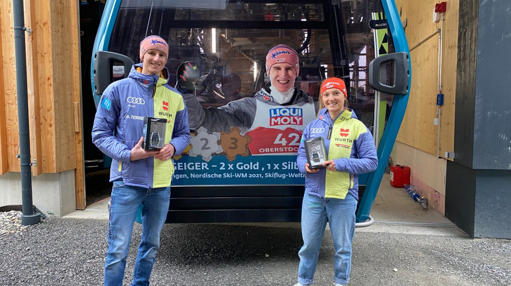 Karl Geiger und Katharina Althaus vor der Geiger-Gondel der Söllereckbahn