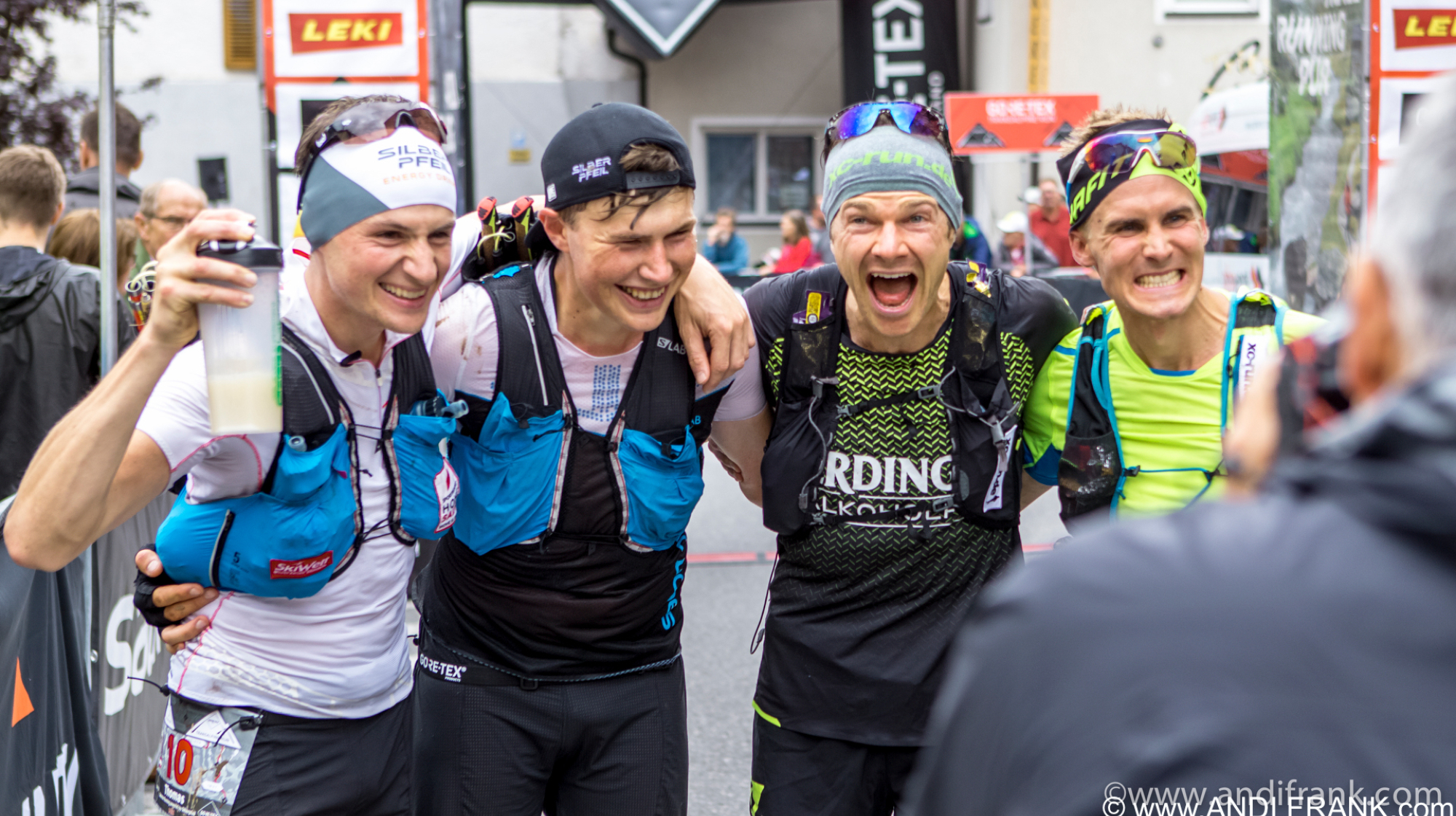 Teilnehmer im Ziel beim Transalpine Run