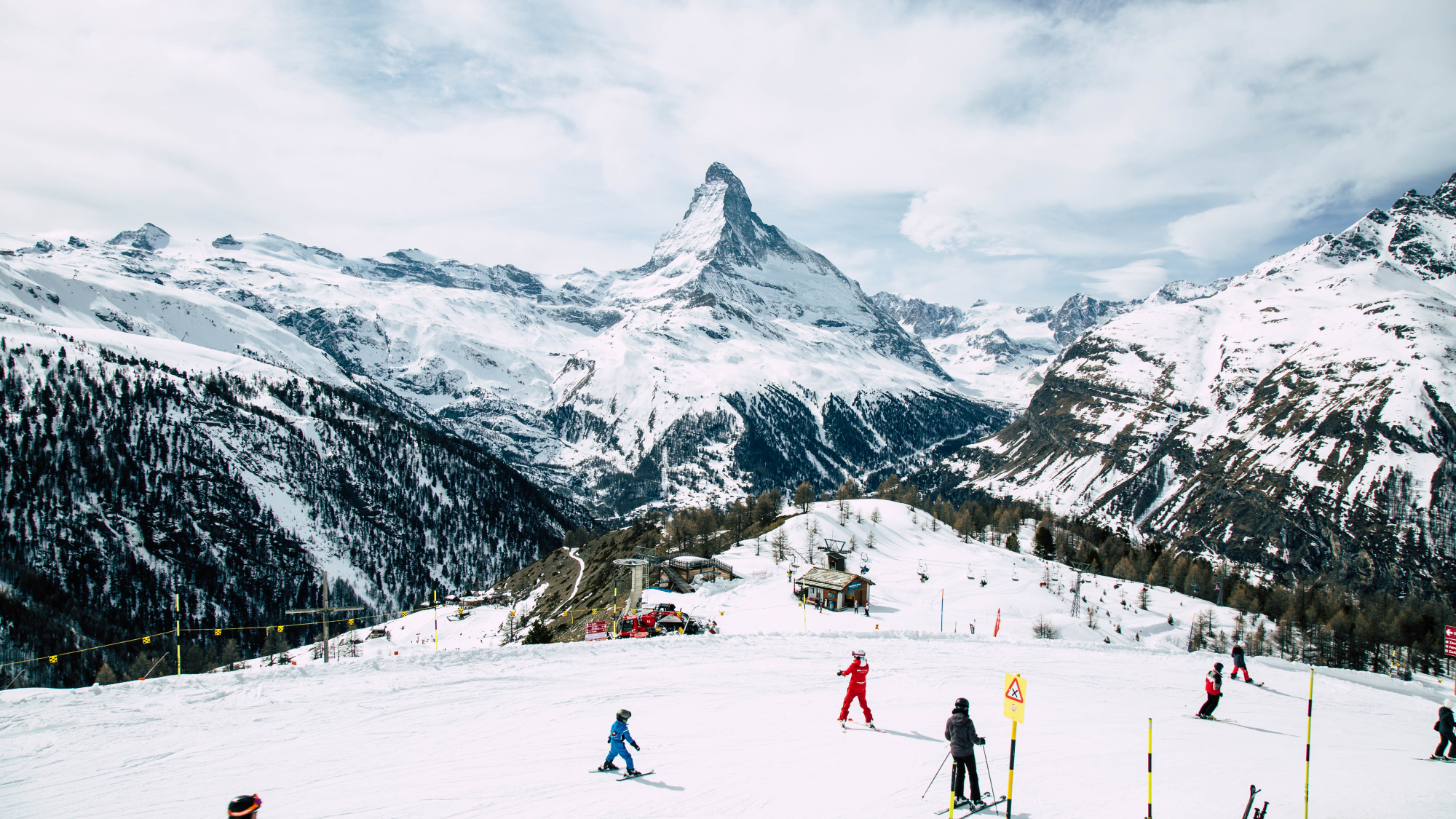 Skifahren mit Blick auf das Matterhorn
