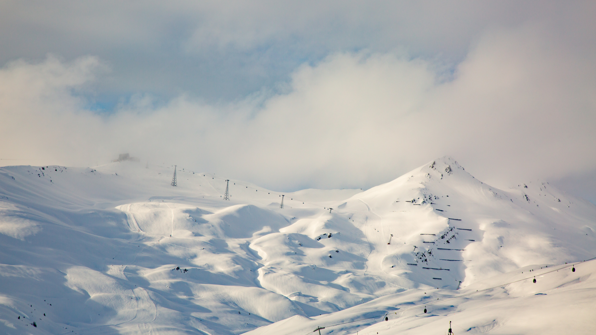 Blick auf das Skigebiet von Laax