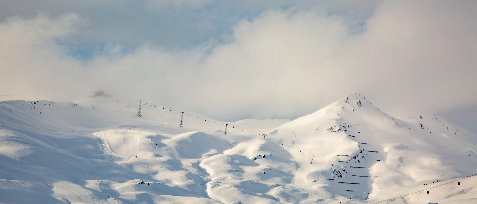 Blick auf das Skigebiet von Laax