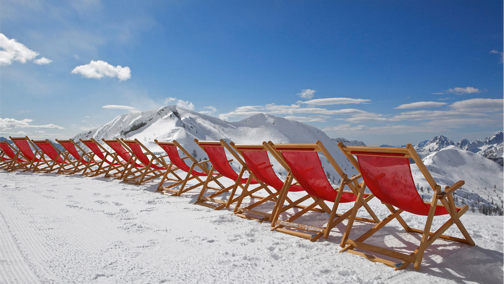 Liegestühle mit Aussicht im Skigebiet Nassfeld