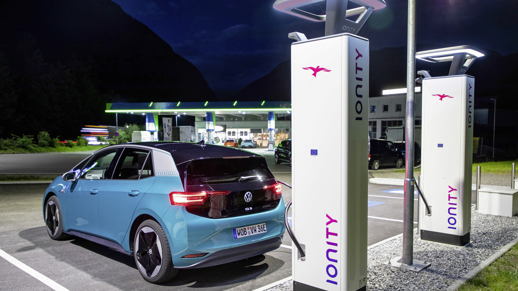 E-Volkswagen an einer Ladestation