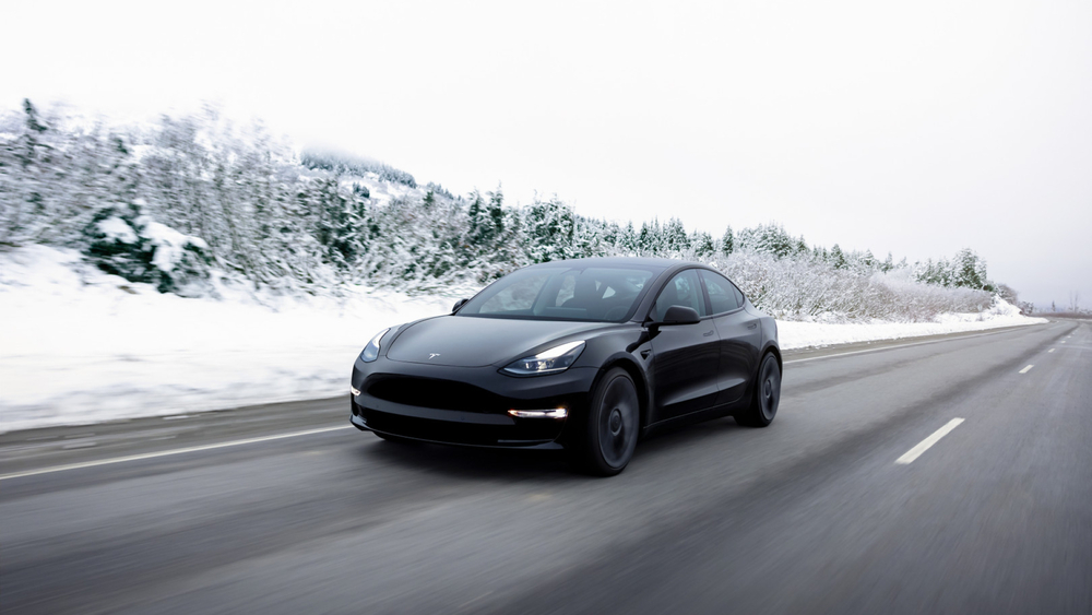 Modell Tesla 3 unterwegs im Schnee