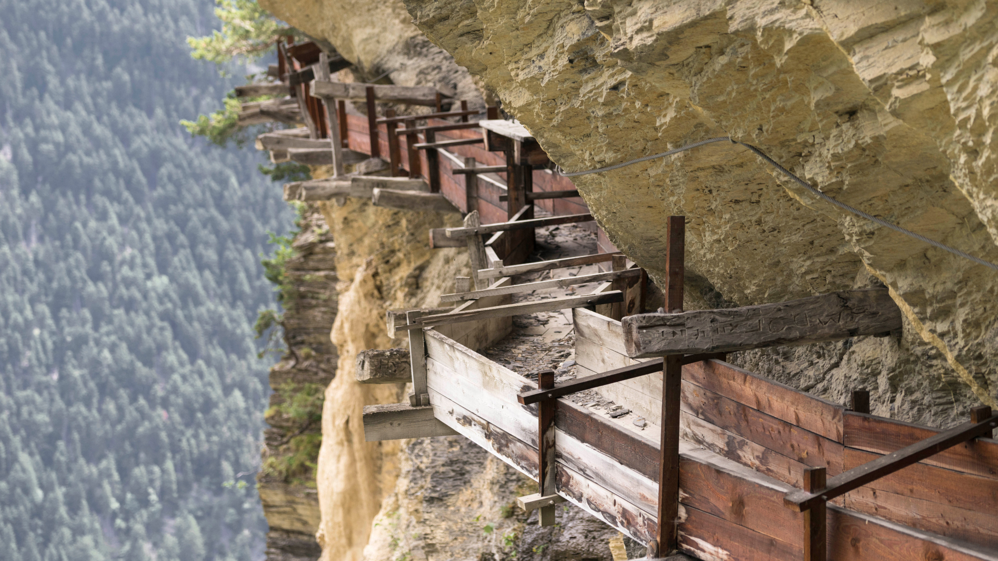 Eine Suone, in der früher Wasser geleitet wurde