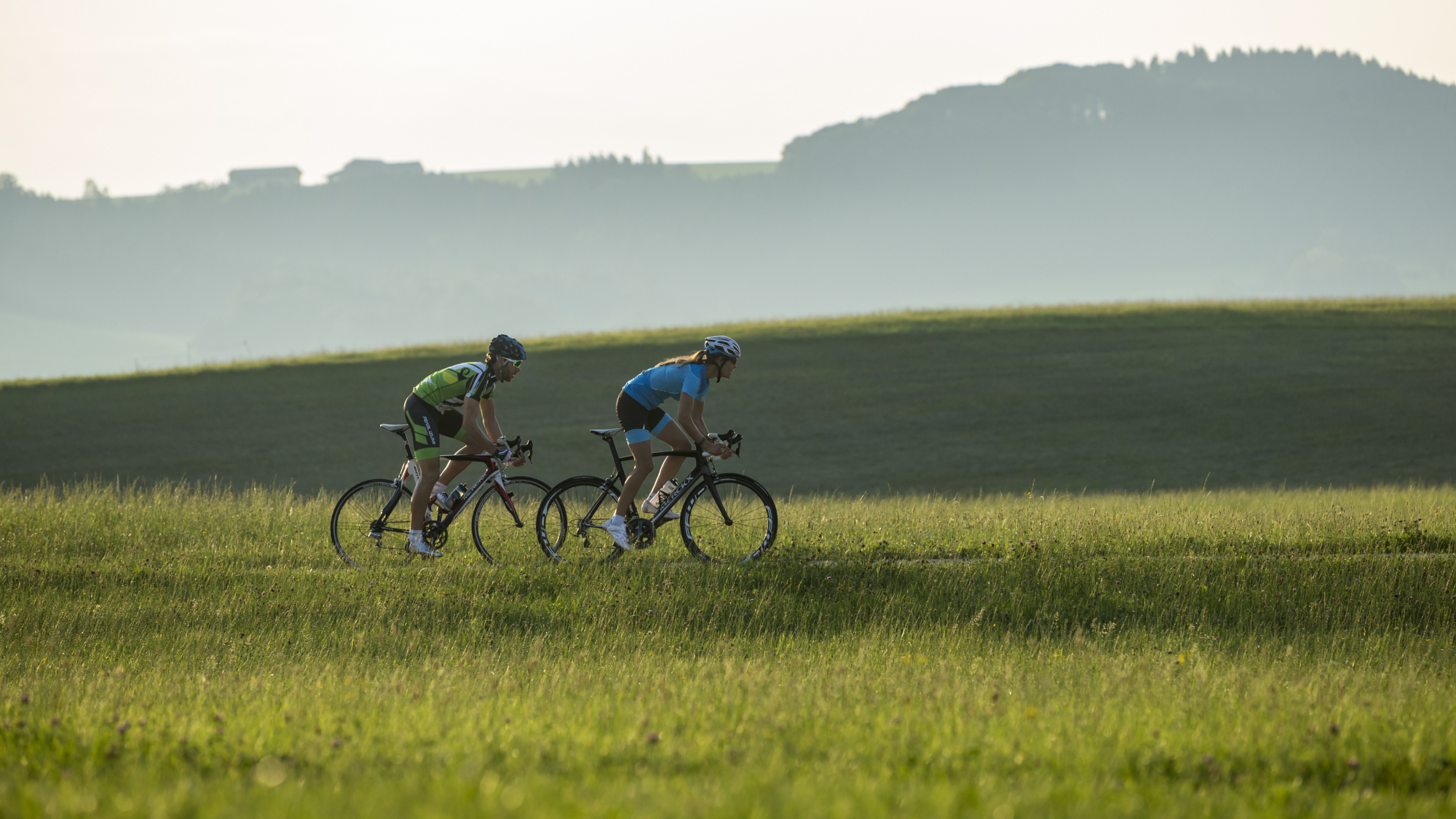 Ein E-Bike macht das Radeln über Wiesen und Felder kinderleicht.