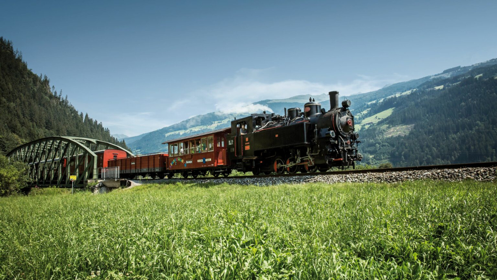 Ein einzigartiges Fahrterlebnis inmitten der Natur - das geht nur mit der Zillertalbahn.