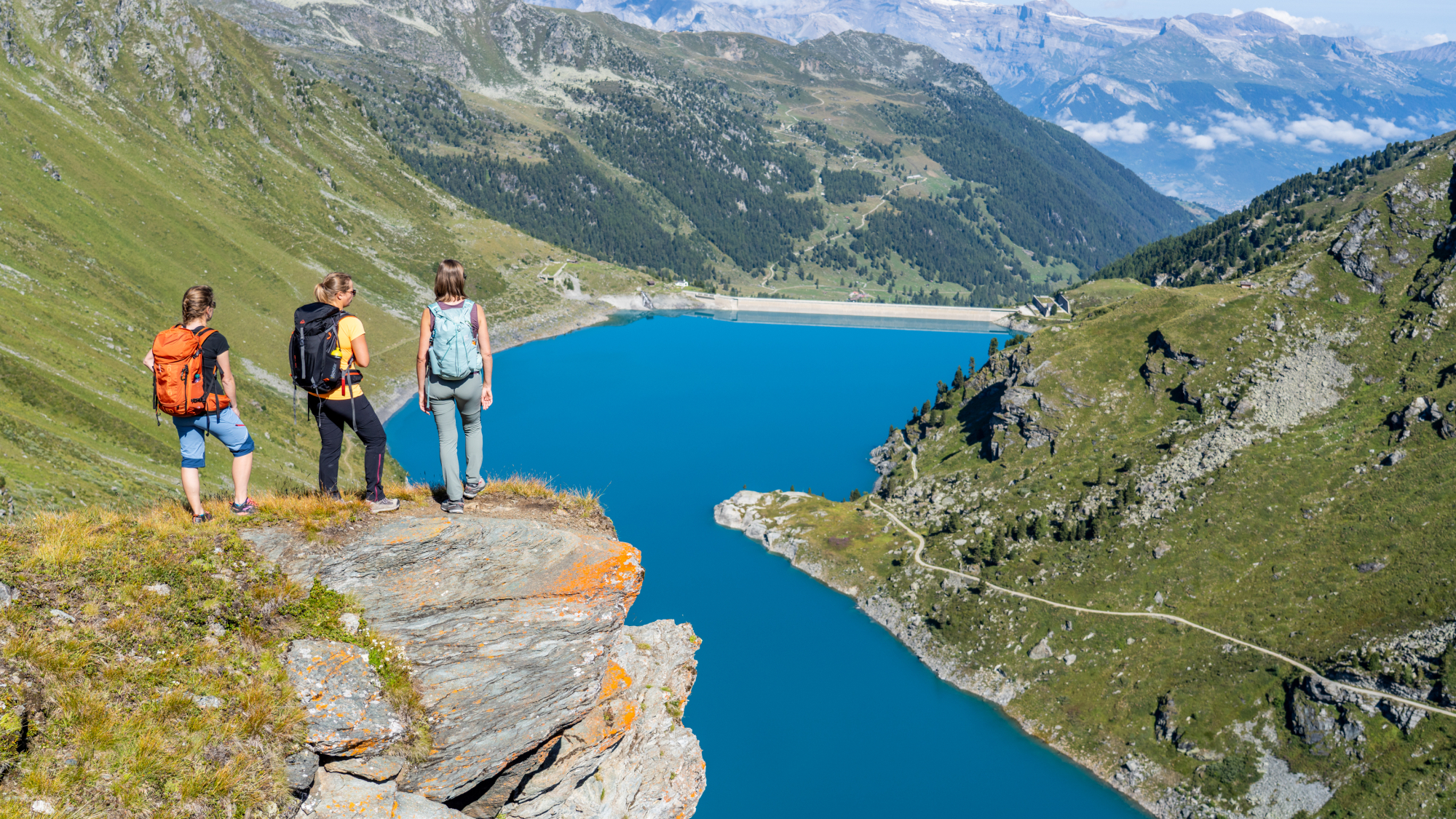 Wanderer vor dem Stausee in Nendaz