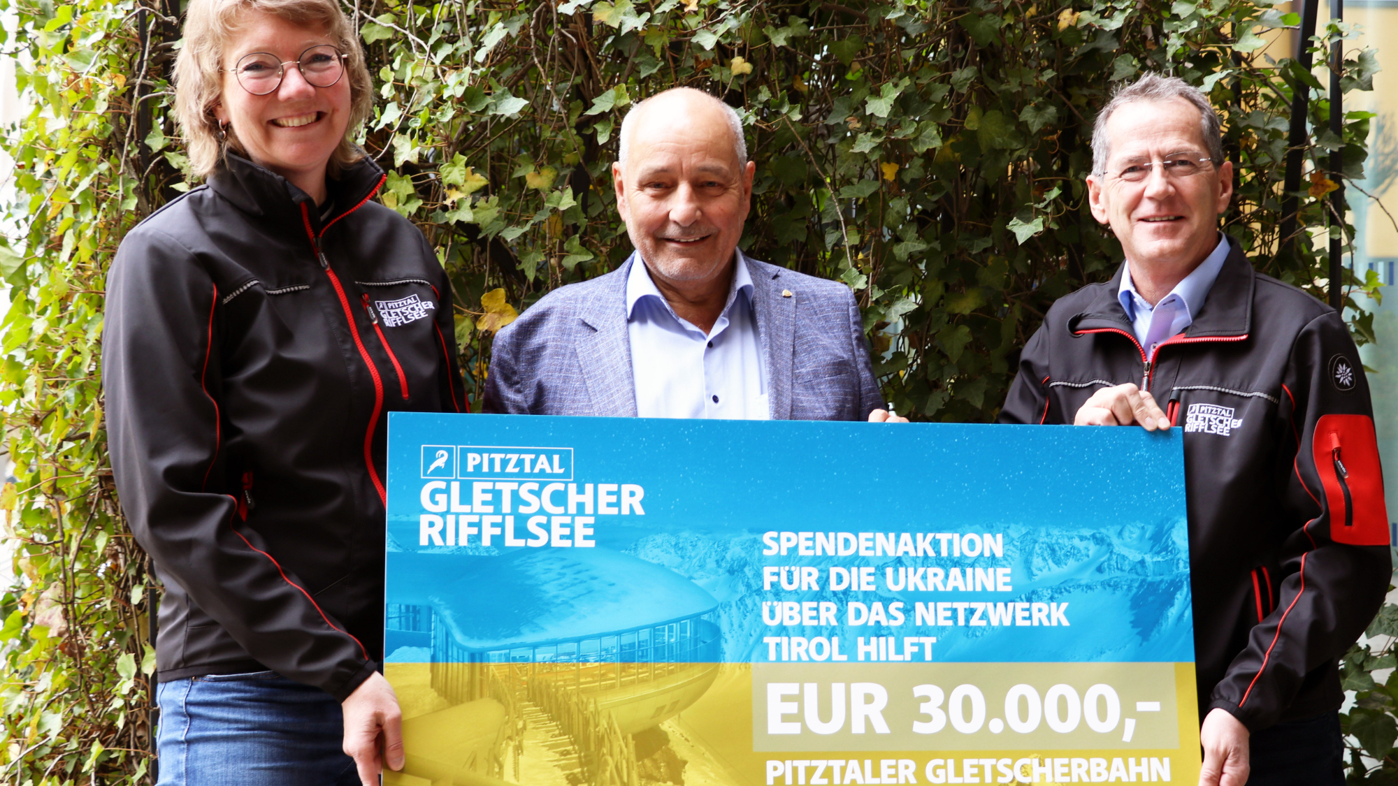 Spendenübergabe (v.l.n.r.) Mag. Beate Rubatscher-Larcher (Pitztaler Gletscherbahn), Herbert Peer (Ne