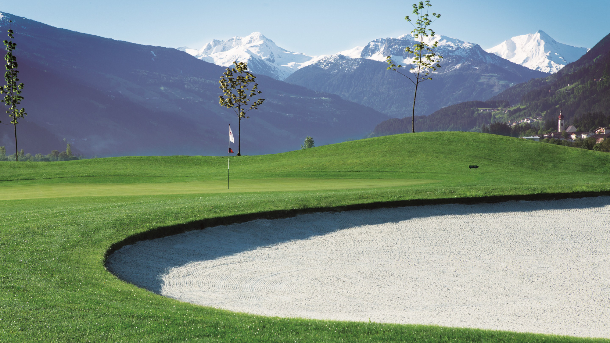 Nach dem vormittäglichen Skigenuss am Hintertuxer Gletscher kann im Tal der Golfschläger geschwungen