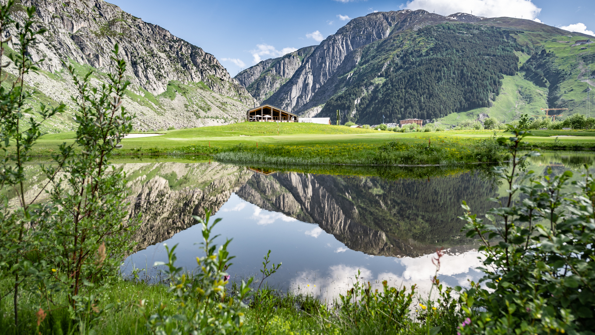 Blick auf das Clubhaus des Andermatt Swiss Alps Golf Course