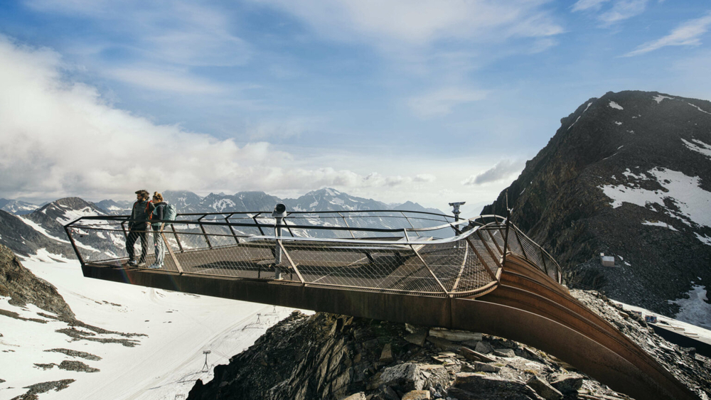 Die Gipfelplattform TOP OF TYROL bietet einen einzigartigen Ausblick.