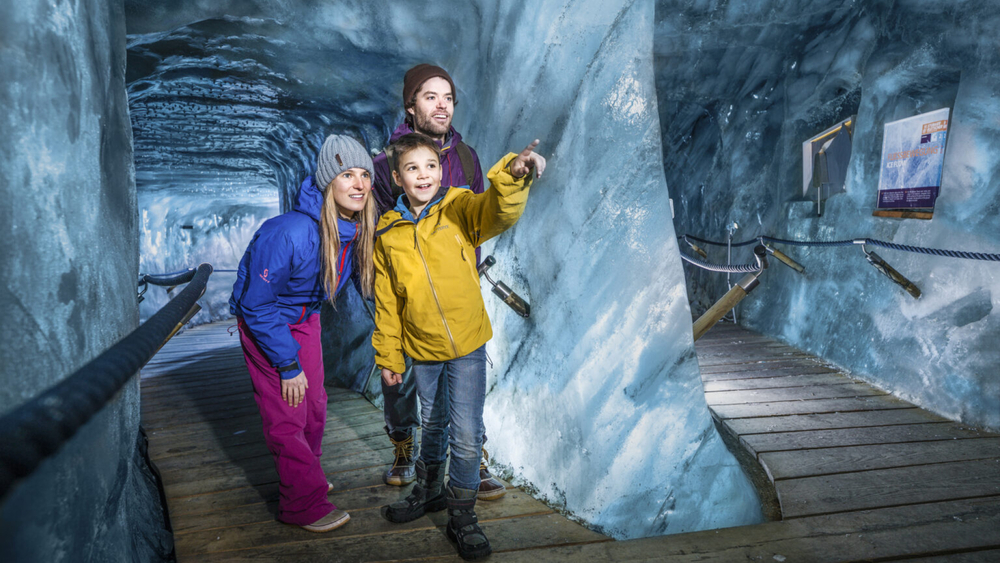 Die Eisgrotte am Stubaier Gletscher ist ein beliebtes Ausflugsziel für Groß und Klein.