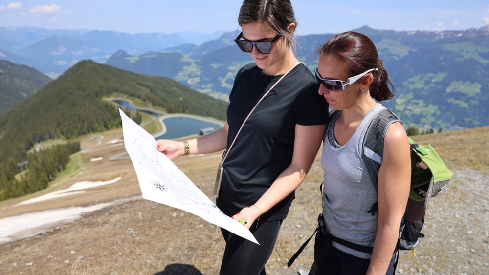 Mit Karte und Handy bewaffnet suchen die Abenteurer nach dem verschollenen Schatz von Opa Mauritsch.