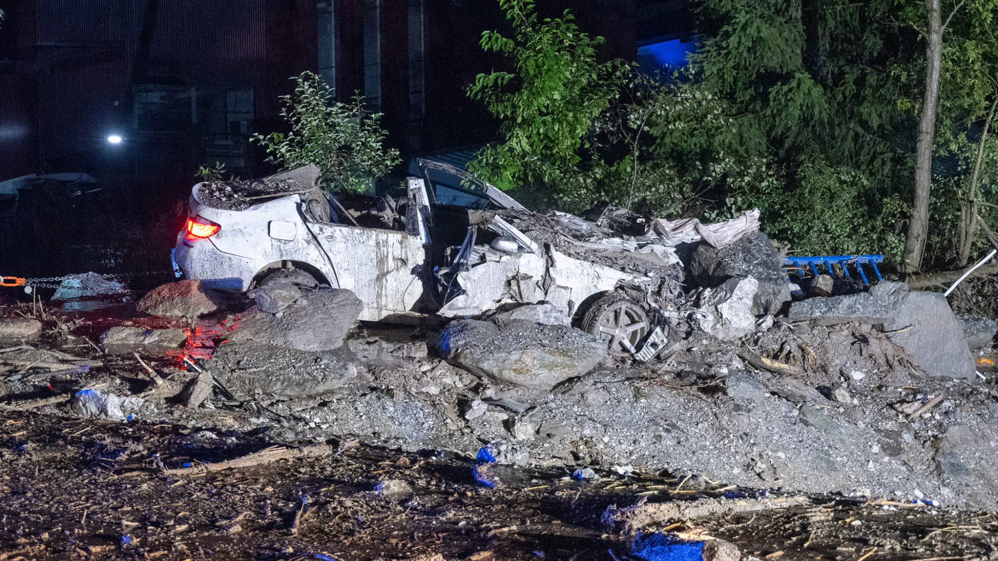 Zerstörtes Auto im Stubaital