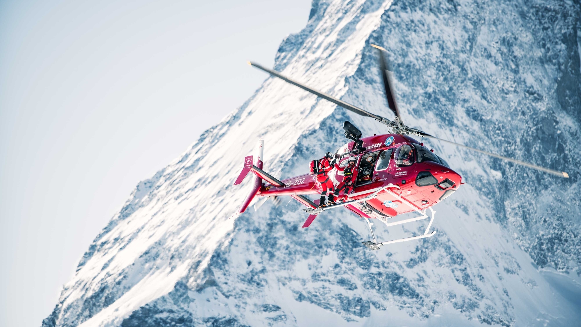 Hubschrauber der Air Zermatt im Einsatz