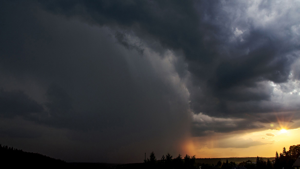 Ein sogenannter Downburst: Starker Fallwind, Anzeichen für Gewitter