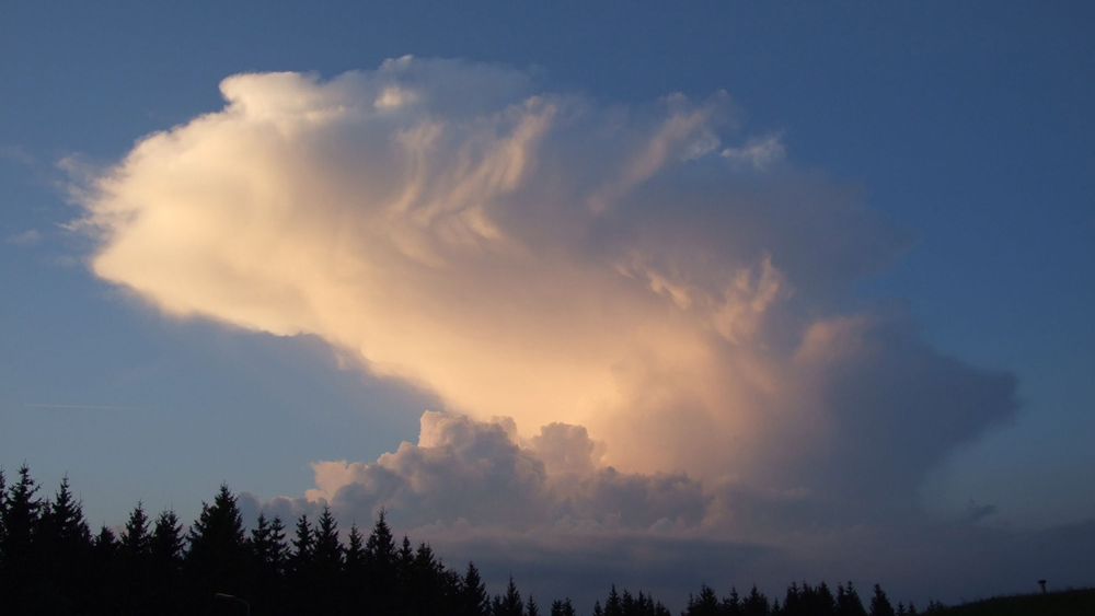 Cumulonimbus Wolken: Ein Gewitter zieht auf