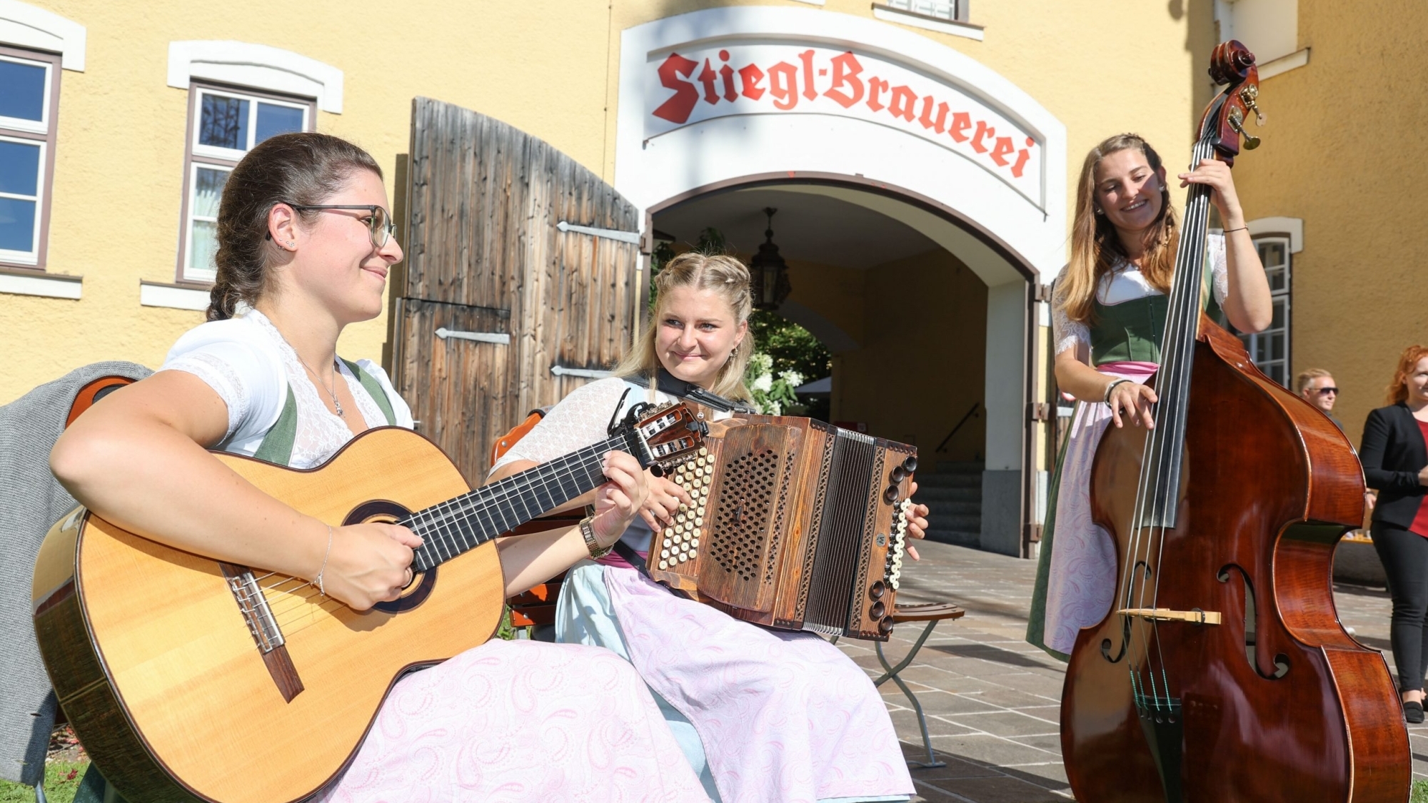 Die Tullnberger Dirndln begleiteten den Samson aus dem Lungau in die Stieglbrauerei.