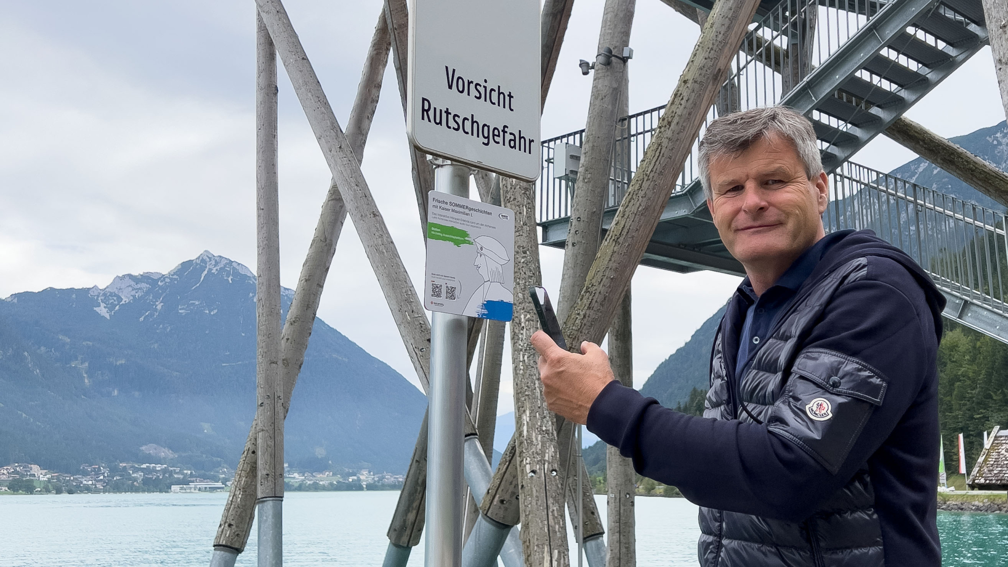 Martin Tschoner, Geschäftsführer von Achensee Tourismus, bei der Hörspiel-Station am Hochsteg in Per
