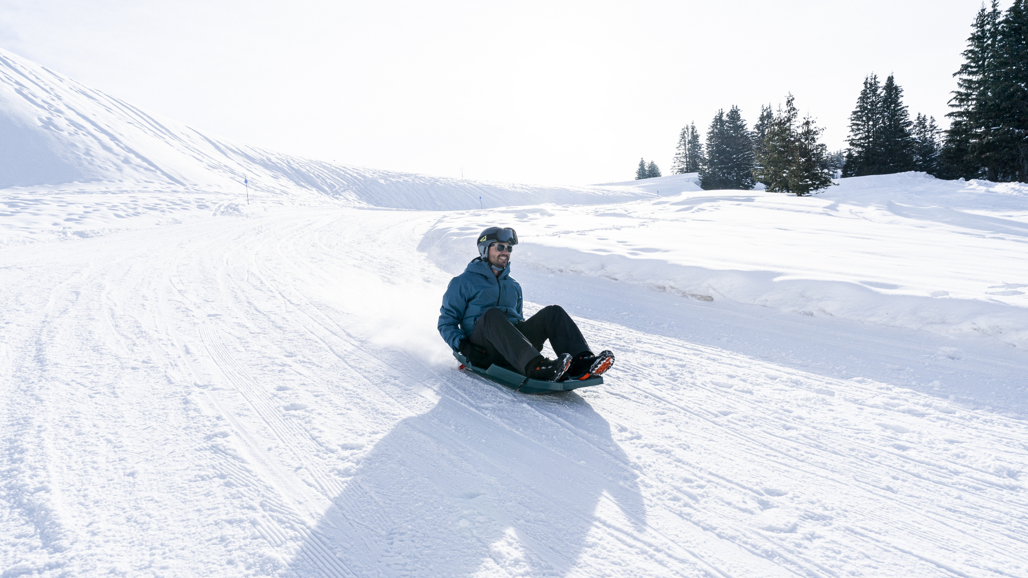 Mann auf Trilugik-Schlitten