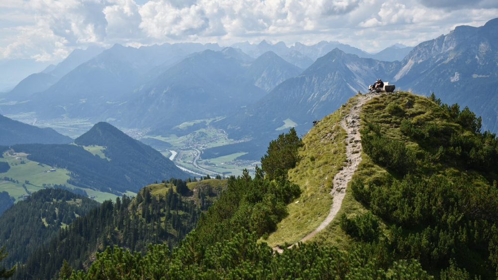 Von der Gratlspitze in Alpbach lässt sich die Aussicht problemlos genießen.