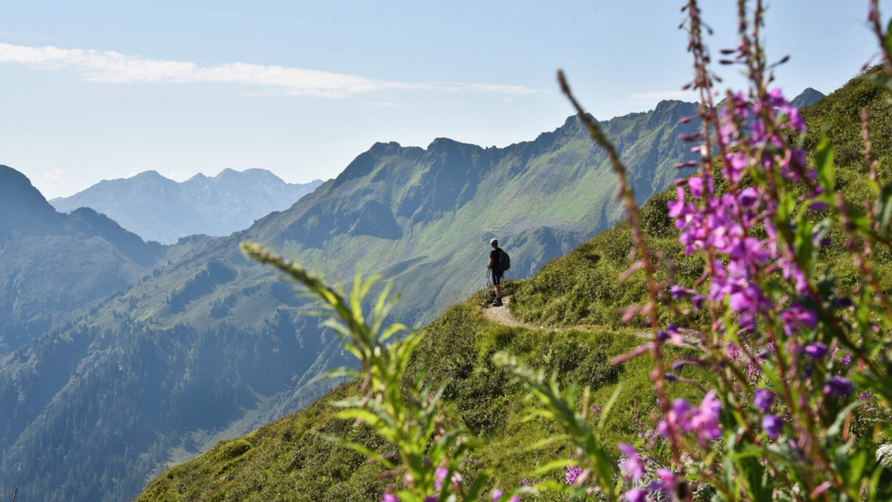 Auf 1506 Metern auf dem Sonnengipfel der Voldöpper Spitze hat man einen fantastischen Ausblick auf d