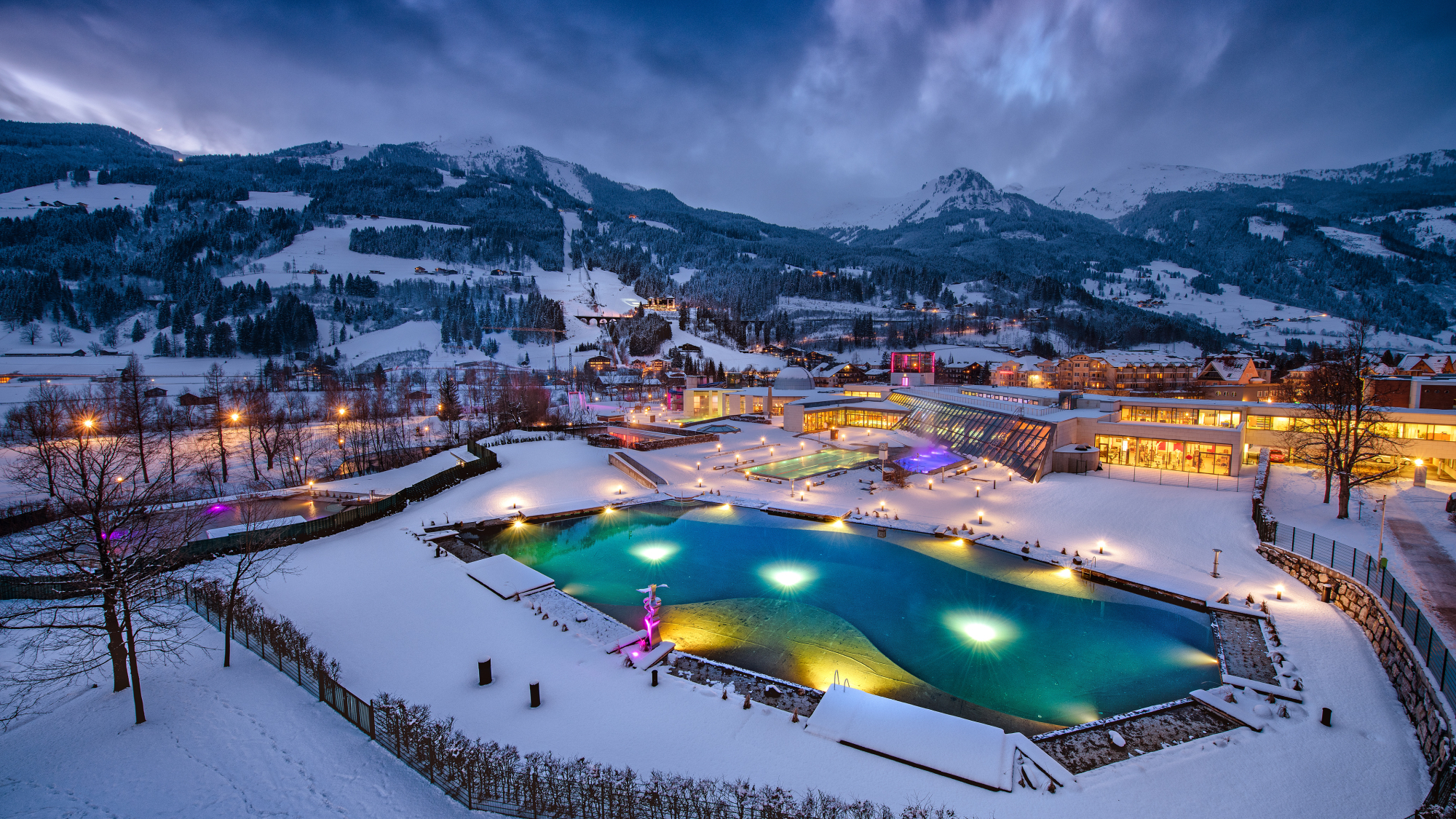 Alpentherme Bad Hofgastein Thermalbecken in der winterlichen Berglandschaft Gasteins